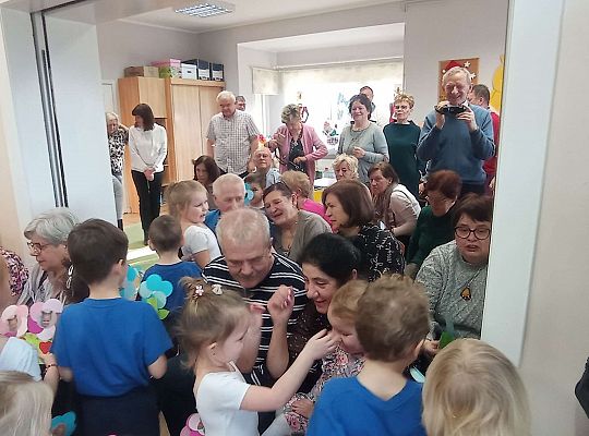 Dzieci składają życzenia babciom i dziadkom