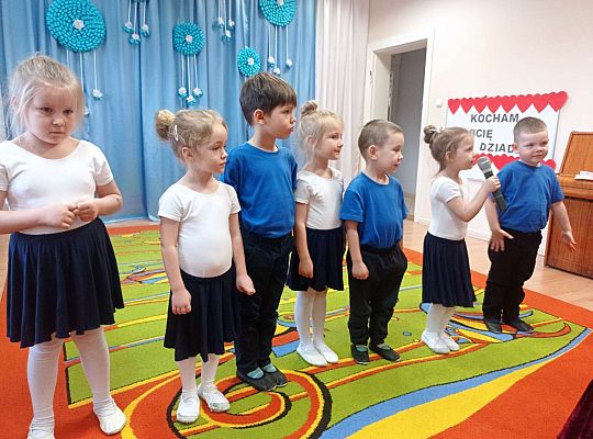 Dzieci recytują wierszyki