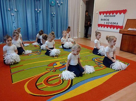 Dziewczynki tańczą z pomponami