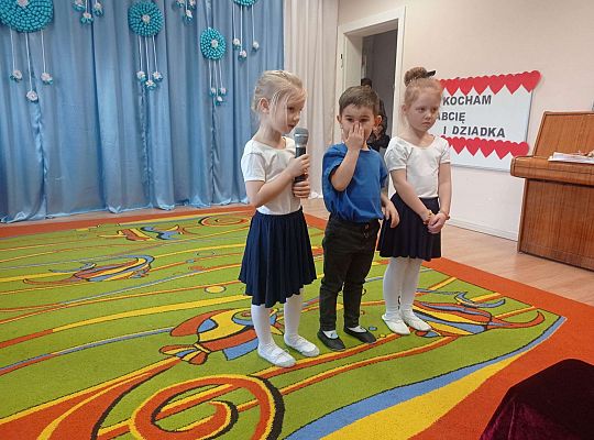 Dzieci recytują wierszyki