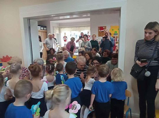 Dzieci składają życzenia babciom i dziadkom