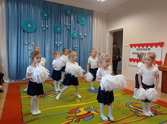 Dziewczynki tańczą z pomponami