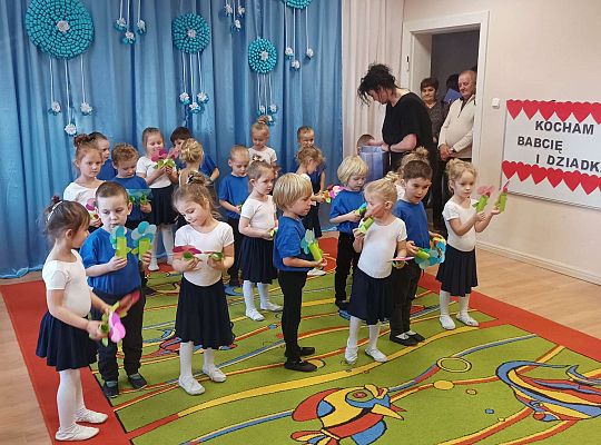 Pani rozdaje dzieciom upominki dla babci i dziadka