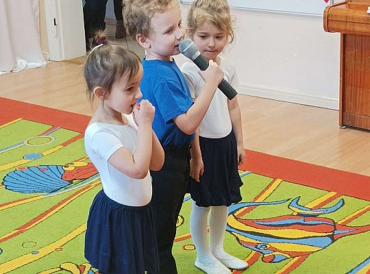 Dzieci recytują wierszyki