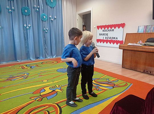 Dzieci recytują wierszyki