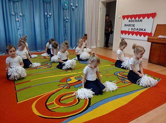 Dziewczynki tańczą z pomponami