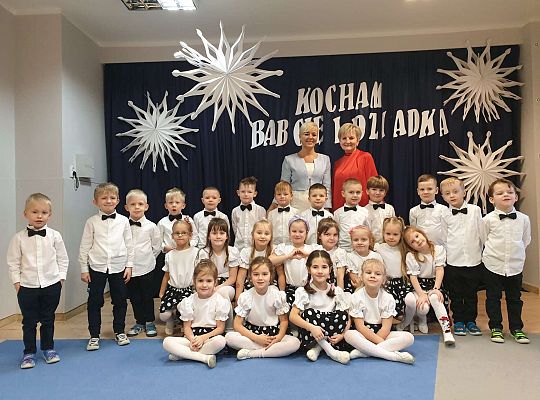 Grupa na tle dekoracji z wychowawczyniami