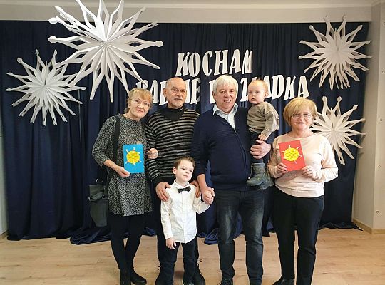 Dziadkowie z wnukami na tle dekoracji