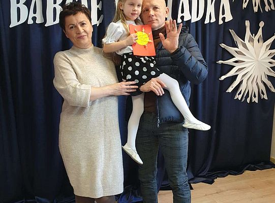 Babcia i dziadek z wnuczką