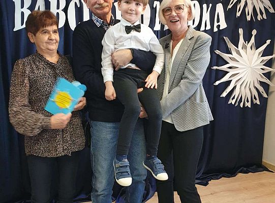 Dziadkowie z wnuczkiem