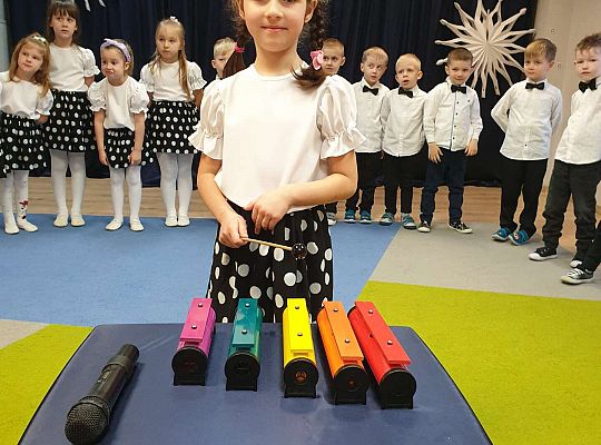 Dziewczynka gra na cymbałkach