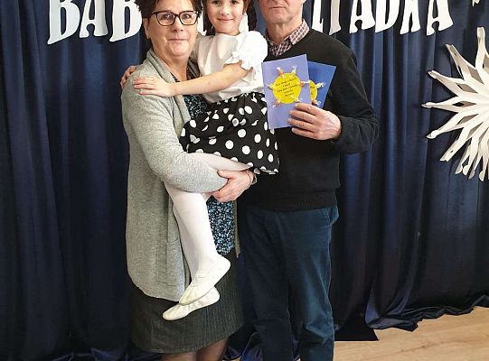 Dziadkowie z wnuczką na rękach