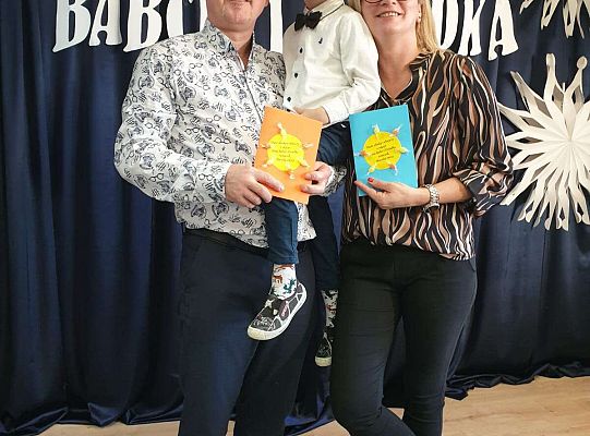 Dziadkowie z wnukiem na rękach