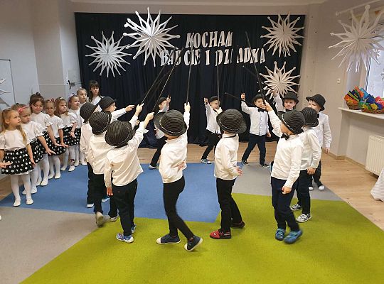 Taniec chłopców z laseczkami