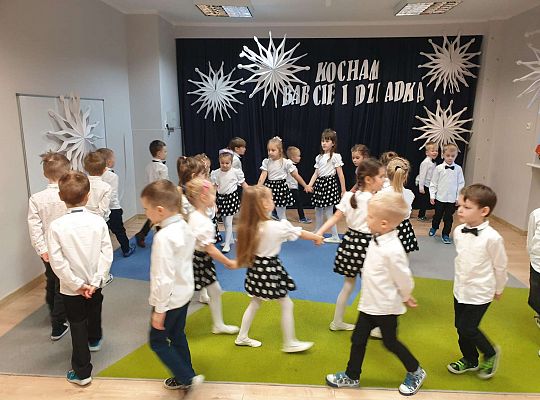 Dzieci tańczą dla Babć i Dziadków