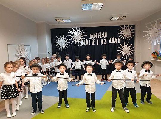 Taniec chłopców z laseczkami w kapeluszach