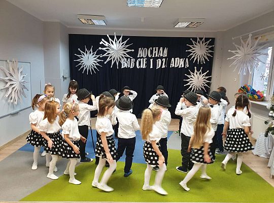 Dziewczynki i chłopcy tańczą