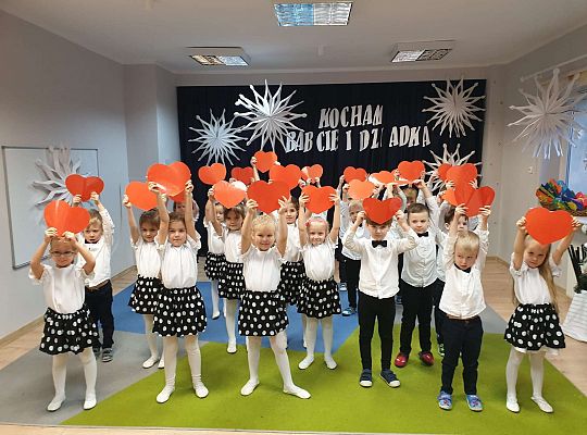 Dzieci trzymają serduszka nad głowami