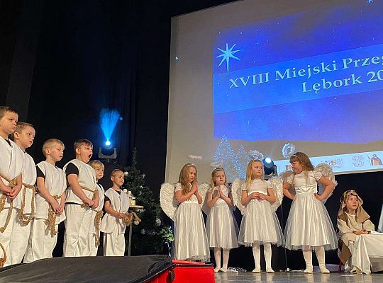 Dzieci przebrane za pasterzy, aniołki oraz Józefa i Maryję występują na scenie