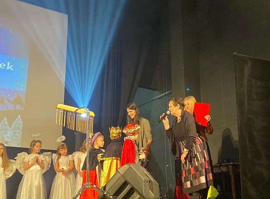 Pani prowadząca dziękuje dzieciom za występ