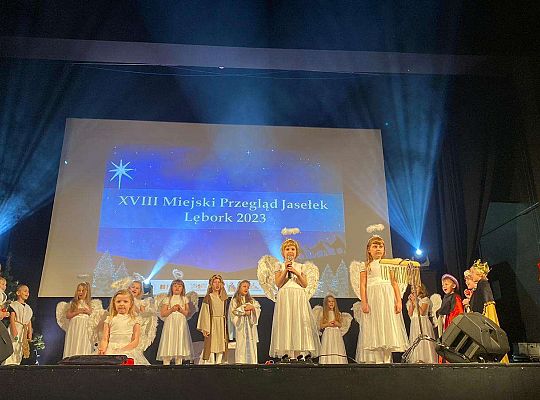 Dzieci w jasełkowym przebraniu występują na scenie