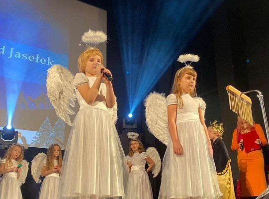 Dwie dziewczynki przebrane za aniołki