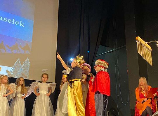 Trzej królowie idą i wskazują gwiazdę