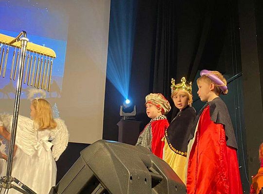 Trzej Królowie czekają na scenie