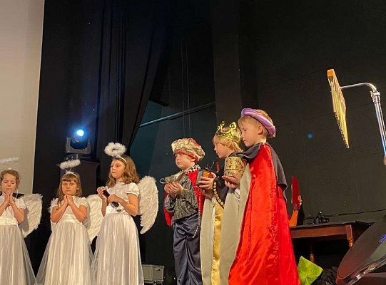 Trzej Królowie stoją z darami