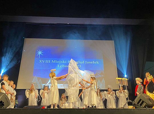 Taniec aniołków z flagami