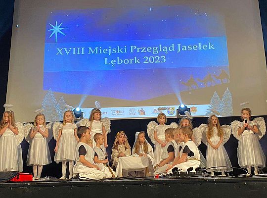 Pasterze składają hołd Świętej rodzinie a aniołki przemawiają