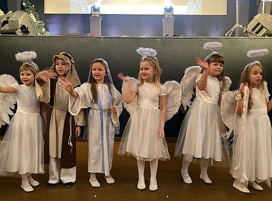 Aniołki i Święta rodzina przed sceną