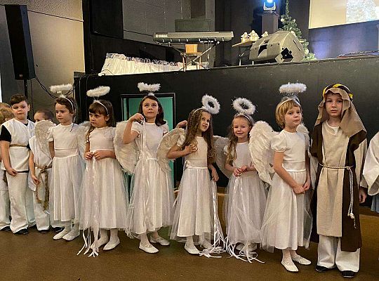 Aniołki i Święta rodzina przed sceną