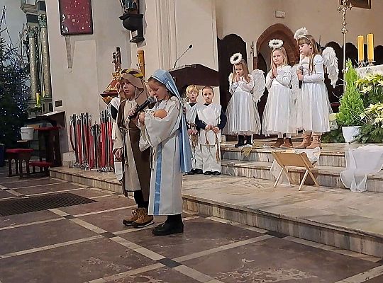 Święta rodzina przed ołtarzem