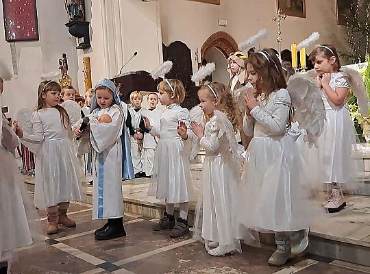 Taniec aniołków wokół Świętej Rodziny