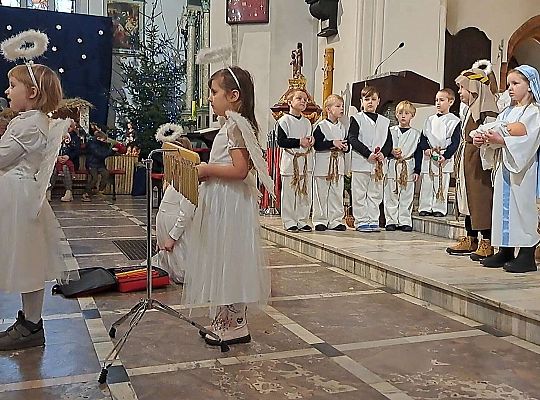 Aniołek śpiewa przez mikrofon