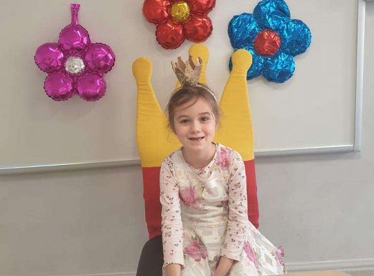 Jubilatka siedzi na urodzinowym tronie