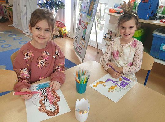 Dzieci rysują obrazki dla jubilatki