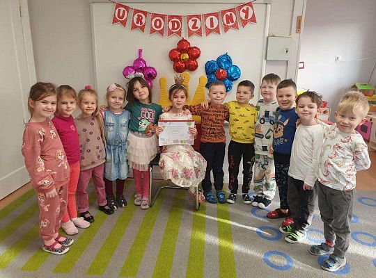 Wspólne zdjęcie dzieci z jubilatką