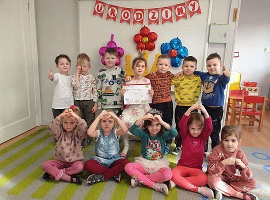 Wspólne zdjęcie dzieci z jubilatką