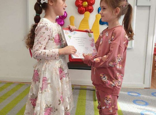 dziewczynka składa życzenia jubilatce