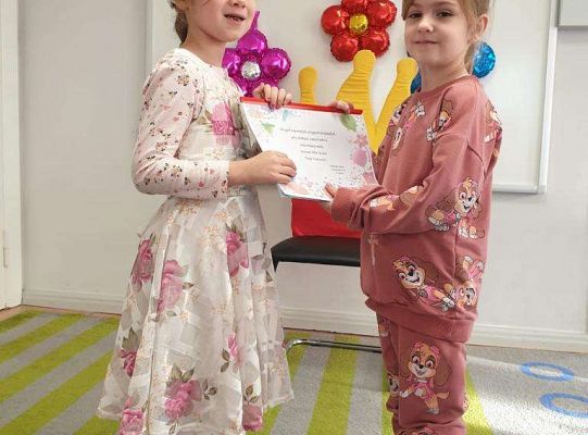 dziewczynka składa życzenia jubilatce