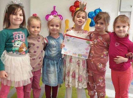 Dziewczynki na wspólnym zdjęciu z jubilatką