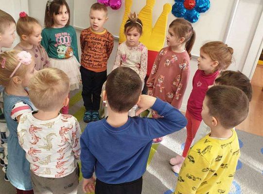 Dzieci śpiewają sto lat jubilatce