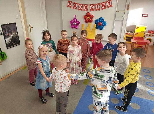 Dzieci śpiewają sto lat jubilatce