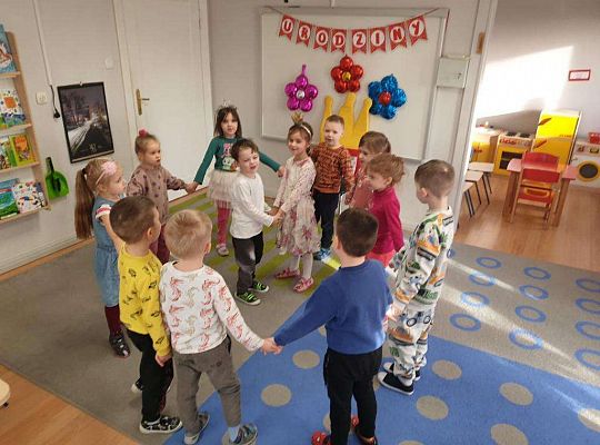 Dzieci śpiewają sto lat jubilatce