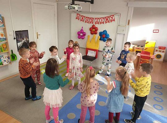 Dzieci śpiewają sto lat jubilatce