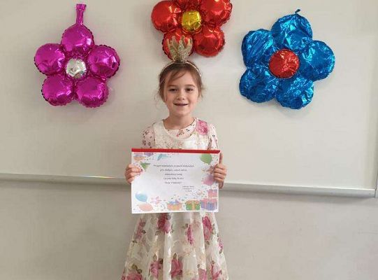 Jubilatka trzyma album urodzinowy