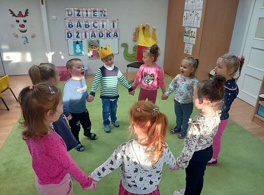 Dzieci śpiewają jubilatowi 100 lat