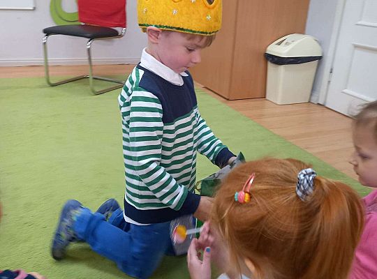 Patryk rozdaje dzieciom cukierki